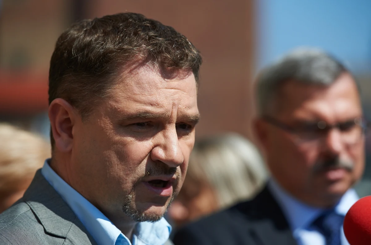 Wódz ludu, tropi bogatych w rezydencjach, a sam żyje jak minister. Za jedynego godnego przeciwnika uznaje premiera Donalda Tuska. Jaki jest lider "S" Piotr Duda? – pisze tygodnik "Wprost".