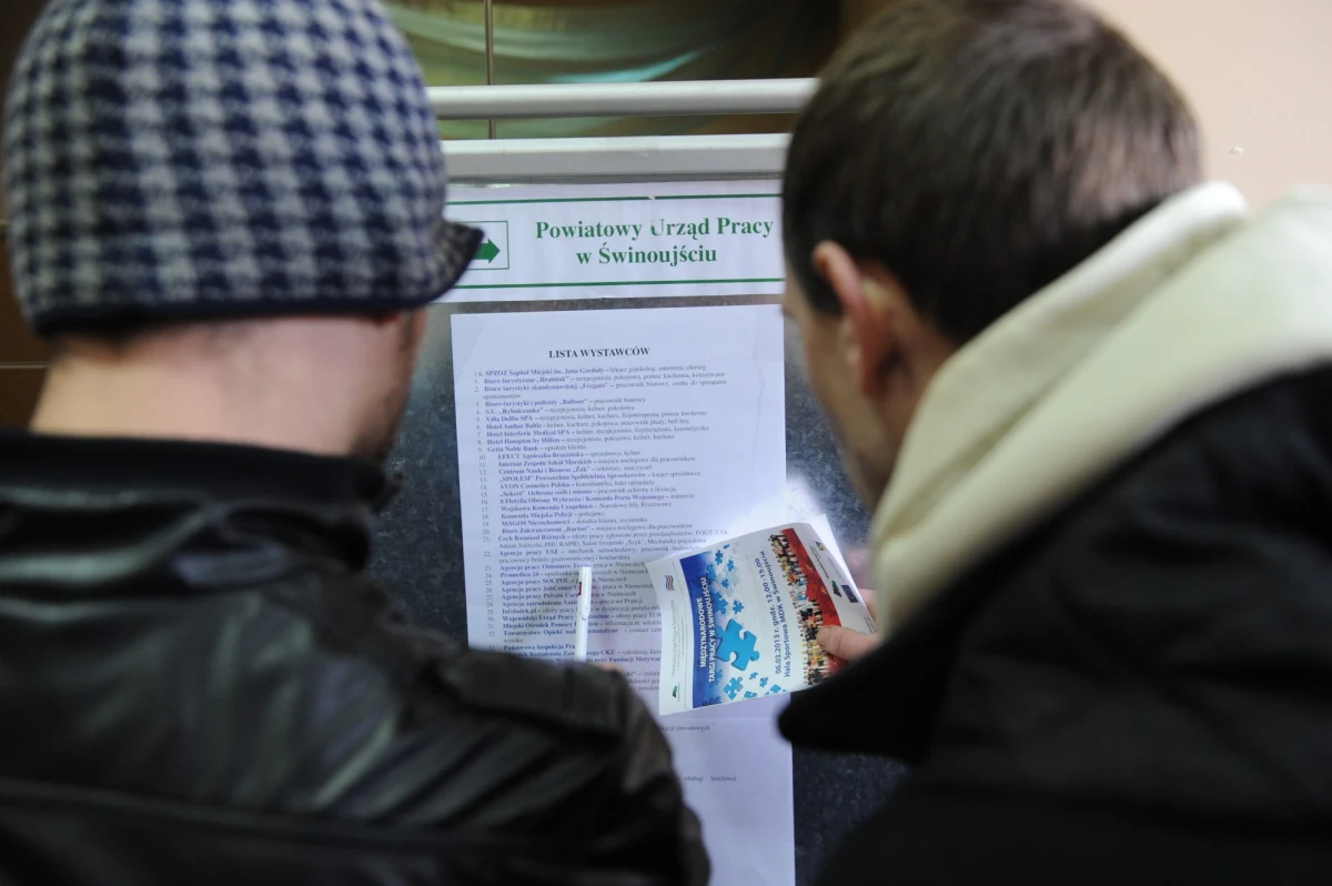 „Bezrobocie będzie spadać do połowy roku, czyli do czerwca, a później będziemy bardzo mocno przyglądać się tym trendom w gospodarce. Kluczowa jest sytuacja w strefie euro” – mówi w rozmowie z RMF FM Jacek Męcina z ministerstwa pracy. I dodaje: „duża dynamika ofert pracy, którą obserwujemy w urzędach pracy jest tak pozytywnie zaskakująca, ponieważ ofert pracy jest miesiąc w miesiąc więcej niż w roku 2012”.