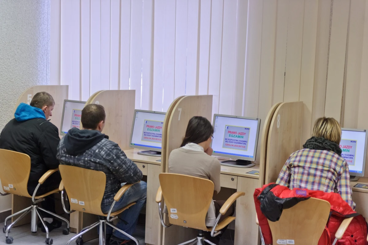 Bałagan w dokumentach, nieprzejrzyste decyzje, lobbing i faworyzowanie jednej firmy - to główne wnioski po kontroli przeprowadzonej w Instytucie Transportu Samochodowego przez resort Sławomira Nowaka. Audyt został zlecony w związku z bałaganem przy egzaminowaniu kandydatów na kierowców. Do tych nieoficjalnych informacji dotarła dziennikarka RMF FM Agnieszka Burzyńska.