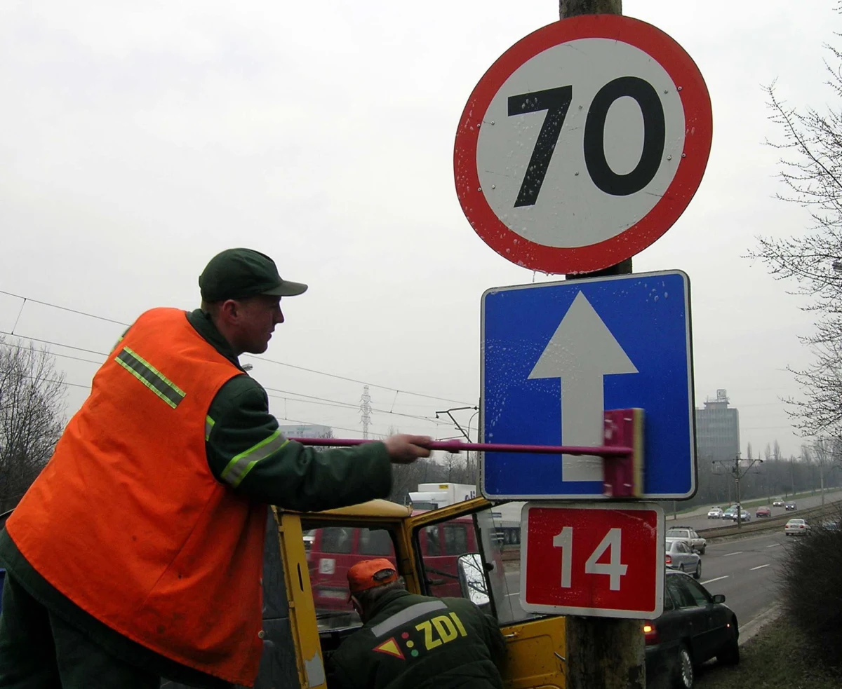 W 262 miejscach na polskich drogach będzie można jeździć szybciej, a w 144 pojawią się nowe ograniczenia prędkości - to efekt prowadzonej przez kilka miesięcy kontroli oznakowania. Do 15 czerwca zmiany zostaną wprowadzone łącznie w 406 miejscach. Zobacz dokładny wykaz miejsc, w których zmieniło się oznakowanie. 