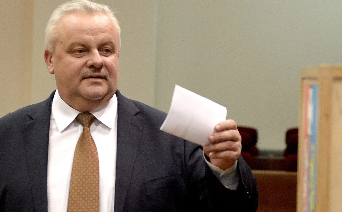 Marszałek województwa podkarpackiego Mirosław Karapyta, podejrzany o korupcję i płatną protekcję, pozostanie na wolności - zdecydował Sąd Okręgowy w Lublinie. Orzeczenie jest prawomocne. Posiedzenie sądu w tej sprawie, jak też uzasadnienie wydanego postanowienia, było niejawne.