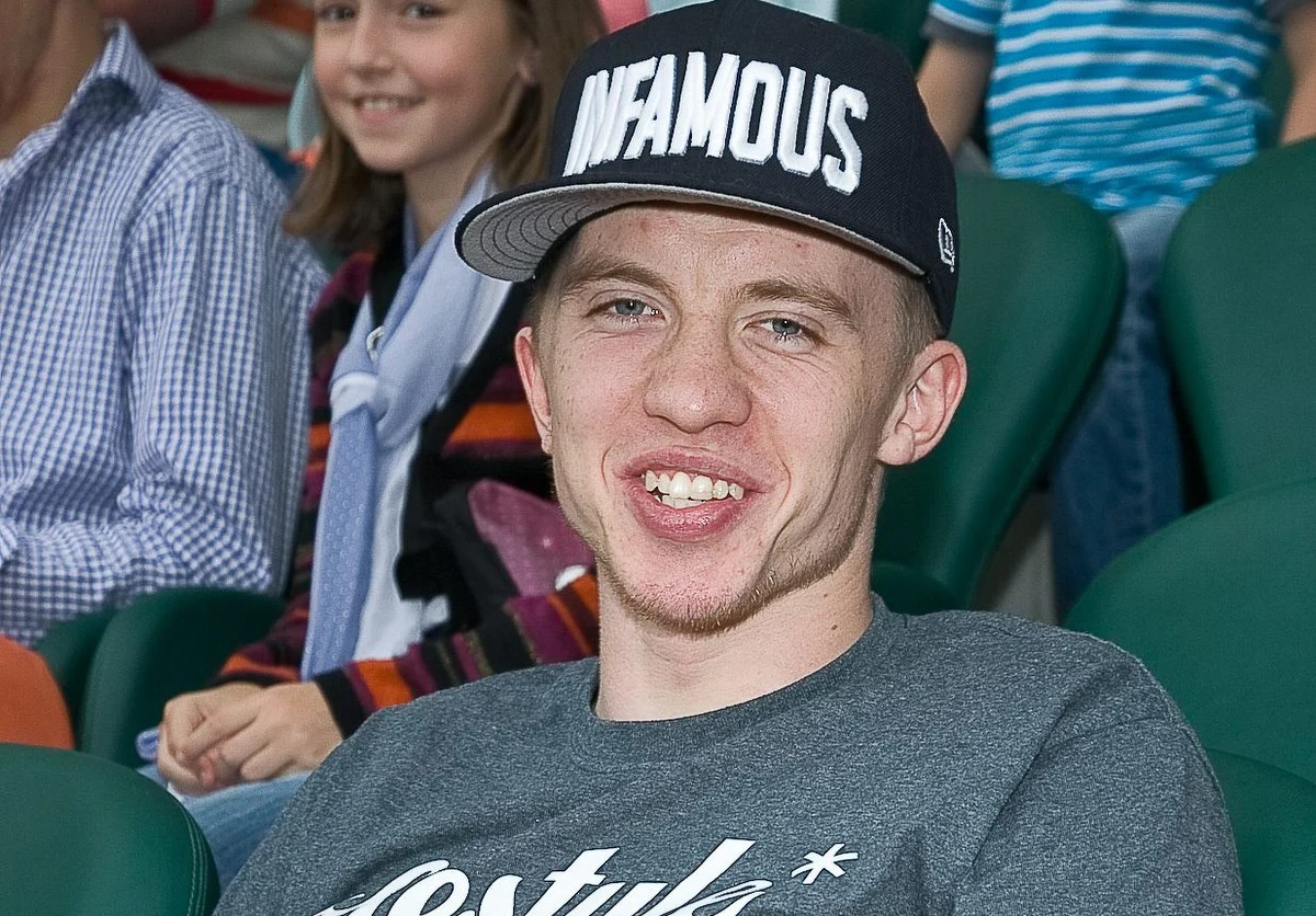 To Alan Andersz był pijany, agresywny, prowokował do bójki i pierwszy zadał cios - tak sąd podsumował zachowanie aktora podczas imprezy sprzed ponad roku, po której Andersz wylądował w szpitalu z poważnym urazem czaszki i zapadł w śpiączkę. O sprawie pisze fakt.pl.