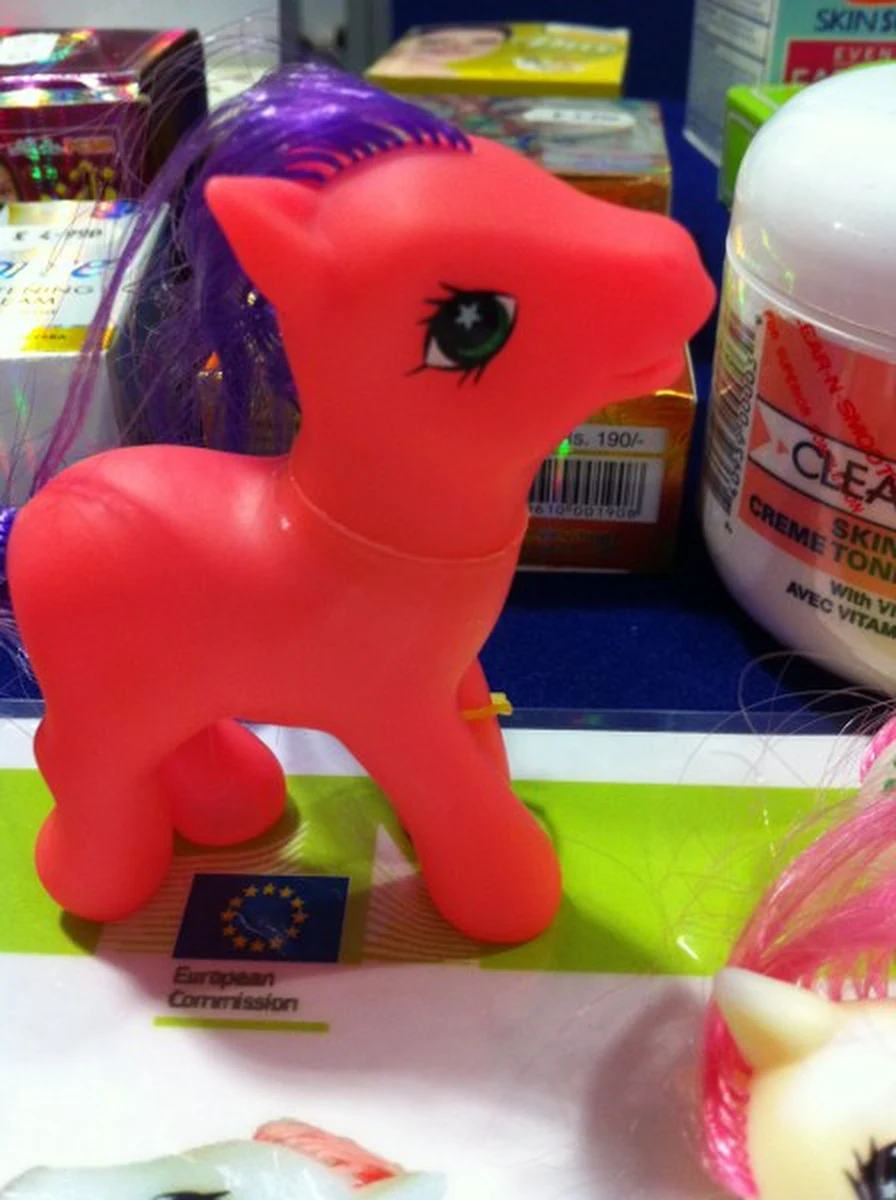 Polskie władze lekceważą obecność na rynku niebezpiecznych dla zdrowia zabawek. Nasz kraj jest w ogonie krajów, które zgłaszają niebezpieczne sprzęty do unijnego systemu wczesnego ostrzegania RAPEX. 