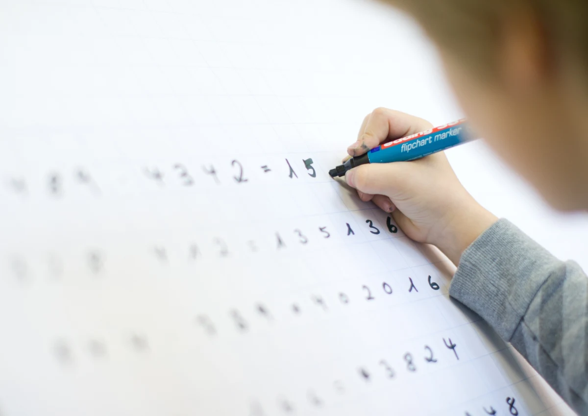 Delikatne rażenie prądem w czasie nauki matematyki sprawia, że wiedza z tej dziedziny przyswaja się zdecydowanie łatwiej - twierdzą brytyjscy naukowcy. Eksperymenty zostały przeprowadzone na 51 studentach prestiżowego Oksfordu.