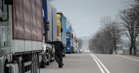 Tureccy kierowcy ciężarówek zablokowali po bułgarskiej stronie drogę do największego przejścia granicznego z Turcją - Kapitan Andrejewo. Nie przepuszczają żadnych pojazdów. Od wczoraj przejście blokują także bułgarscy kierowcy. Na parkingi kierowane są ciężarówki z całej Europy, także w Polski.  