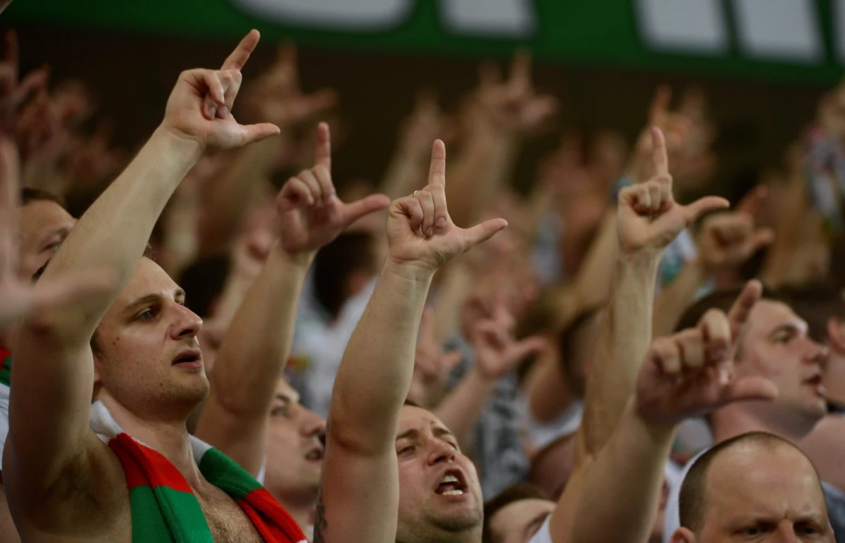Jutro w Warszawie spotkanie dwóch piłkarskich drużyn Legii i Lecha. Mecz lidera z wiceliderem ekstraklasy rozegrany zostanie o godz. 13.30. Piłkarze Lecha Poznań w sobotnim meczu przeciwko Legii będą mogli liczyć na doping licznej grupy swoich kibiców. Do Warszawy wybiera się 1790 fanów Kolejorza, ale chętnych do obejrzenia spotkania było znacznie więcej.