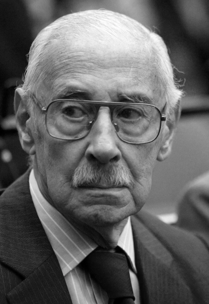 W wieku 87 lat zmarł były wojskowy dyktator Argentyny (w latach 1976-81) Jorge Videla. W 2010 r. został skazany na dożywotnie więzienie za zbrodnie przeciwko ludzkości, a dwa lata później za wdrożenie systemu kradzieży dzieci matek więzionych z przyczyn politycznych.