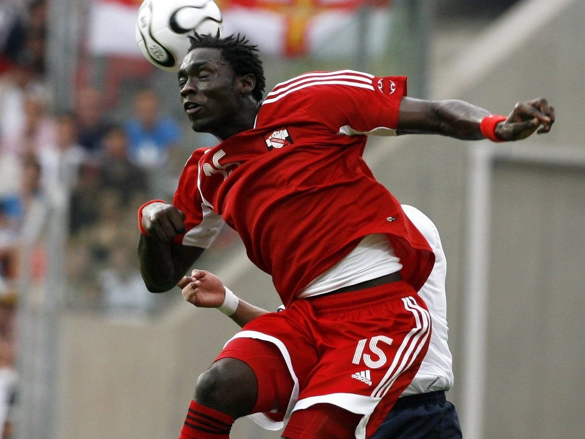 Piłkarz Stoke City Kenwyne Jones znalazł w swojej szafce w szatni... zakrwawioną świńską głowę. Był to prawdopodobnie żart kolegi z drużyny - Irlandczyka Glenna Whelana, któremu pochodzący z Trynidadu i Tobago napastnik w odwecie wybił szyby w samochodzie.