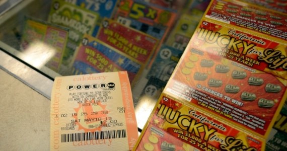 Ponad 590 milionów dolarów - oczywiście minus podatki - trafi do zwycięzcy amerykańskiej Powerball! To rekordowa wygrana w historii tej loterii. Szczęśliwy kupon z numerami: 10, 13, 14, 22, 52 i 11 sprzedano na Florydzie.