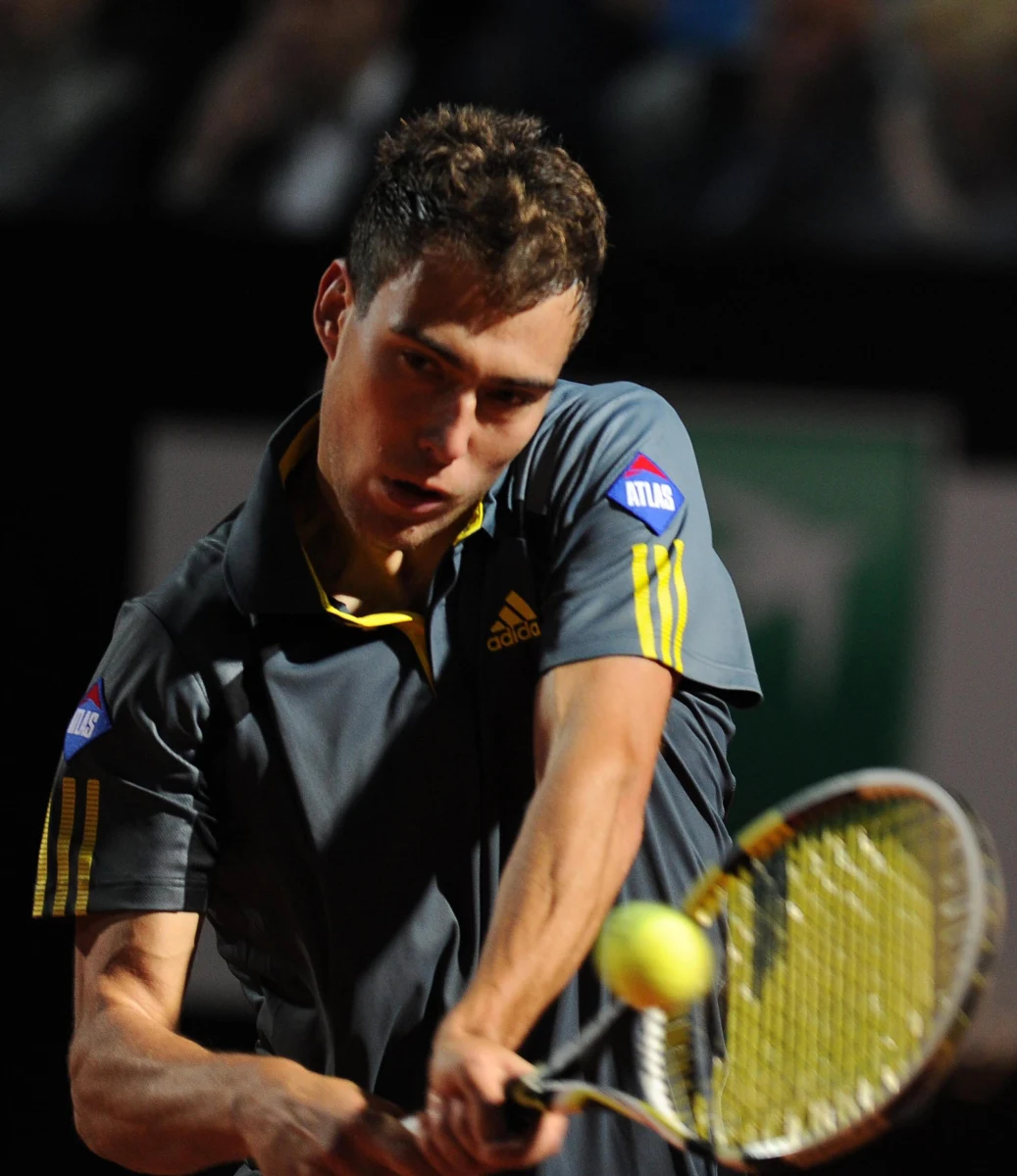 Agnieszka Radwańska zajmuje czwarte miejsce w rankingu tenisistek WTA Tour. Jej młodsza siostra Urszula spadła o dwie pozycje i teraz jest 37. Prowadzi Amerykanka Serena Williams, przed Rosjanką Marią Szarapową i Białorusinką Wiktorią Azarenką. Jerzy Janowicz dzięki dotarciu do ćwierćfinału tenisowego turnieju ATP Masters 1000 na kortach ziemnych w Rzymie awansował na 23. miejsce w rankingu ATP World Tour.