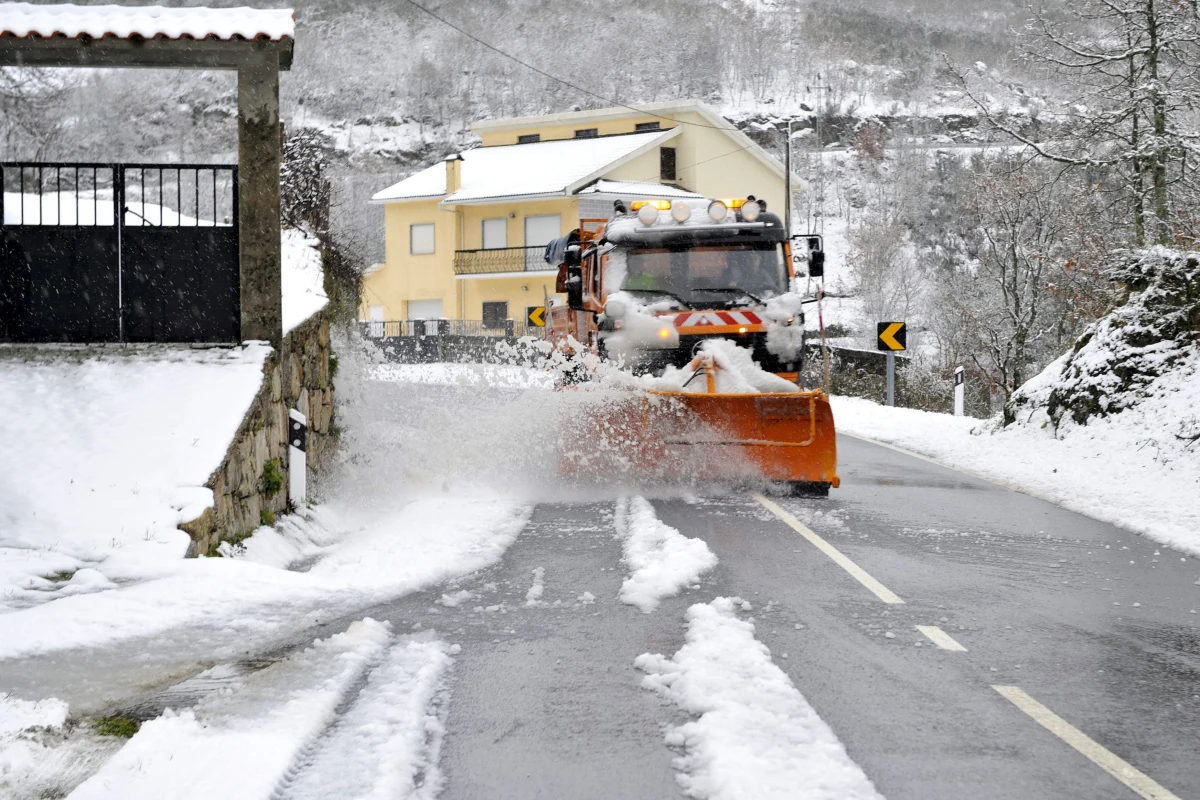 Śnieg zaskoczył Portugalczyków w środku maja. W pobliżu północno-wschodniej granicy z Hiszpanią trwa odśnieżanie dróg krajowych. Najgorsze warunki panują w rejonie masywu górskiego Serra da Estrela.
