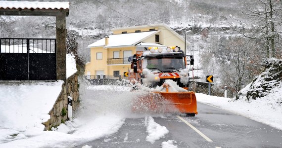 Śnieg zaskoczył Portugalczyków w środku maja. W pobliżu północno-wschodniej granicy z Hiszpanią trwa odśnieżanie dróg krajowych. Najgorsze warunki panują w rejonie masywu górskiego Serra da Estrela.