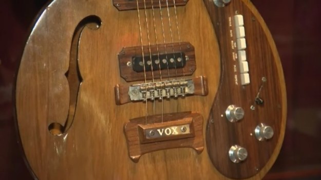 W Nowym Jorku odbyła się niezwykła aukcja pamiątek związanych z wybitnymi muzykami. Najcenniejszą z nich była gitara Johna Lennona i George’a Harrisona, która ostatecznie została sprzedana za 408 tysięcy dolarów.