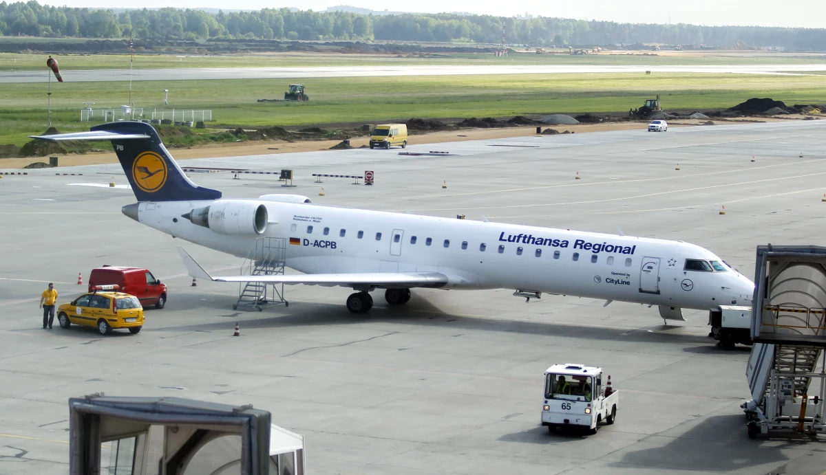 We wtorek rano samolot Lufthansy awaryjnie lądował na lotnisku w Pyrzowicach. Informację dostaliśmy na Gorącą Linię RMF FM. W rozmowie z naszą reporterką potwierdziły ją władze lotniska. "Mieszkam przy samym lotnisku. 10 minut temu startował tam samolot i strasznie mu silnik strzelał. Słychać było huk, teraz na sygnale wyjechała straż pożarna i policja" - napisał nasz słuchacz. 