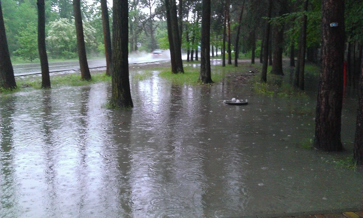 ​Przed godziną 12 we wtorek rozpoczęła się gwałtowna burza nad Olkuszem w Małopolsce. Przez ponad godzinę padał silny deszcz, chwilowo sypał drobny grad. Ulice miasta były zalane. Informacje na ten temat przesłał nam słuchacz Amadeusz na Gorącą Linię RMF FM.