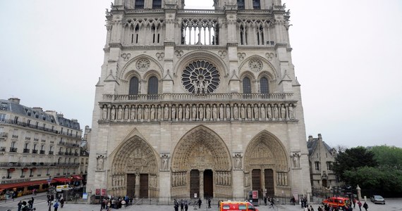Francuski pisarz i historyk Dominique Venner zastrzelił się w katedrze Notre Dame w Paryżu. Przed samobójstwem umieścił na blogu wpis: "Potrzeba spektakularnych i symbolicznych gestów, żeby obudzić ludzi i ich uśpione sumienia". 