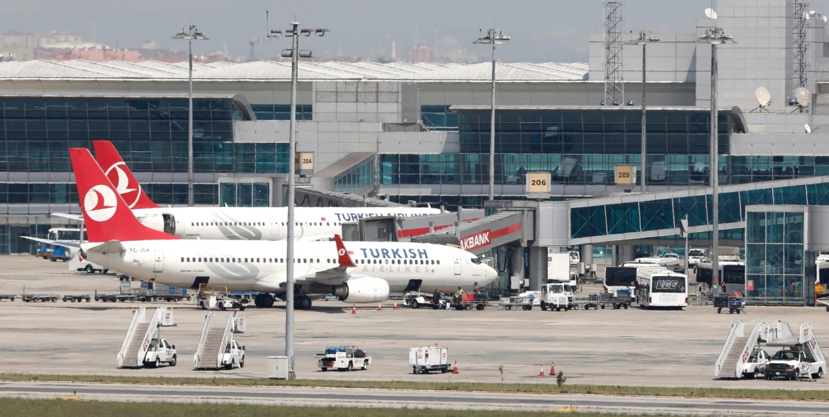 Pewne małżeństwo z Los Angeles chciało polecieć do Dakaru w Senegalu w Afryce, a zamiast tego wylądowało w Dhaka w Bangladeszu. Wszystkiemu winne były źle wprowadzone kody portów lotniczych na biletach.