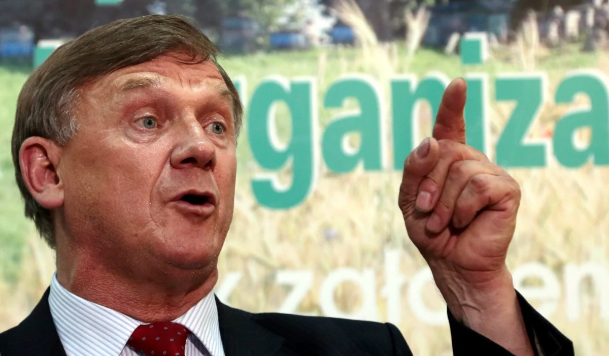 Władysław Serafin, prezes Krajowego Związku Kółek i Organizacji Rolniczych, w ciągu czterech lat miał przelać sobie 3 mln zł. Pieniądze pochodziły z dotacji z Ministerstwa Rolnictwa na przedstawicielstwo rolnicze w Brukseli - ujawniła w poniedziałek "Rzeczpospolita". 