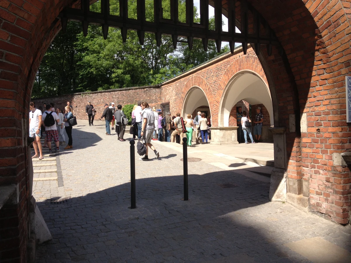 Wzgórze wawelskie zostało zabezpieczone przed samochodami. Po incydencie z kierowcą, który wjechał na Wawel autem a potem straszył turystów siekierą, zablokowano dla czterech kółek Bramę Herbową.