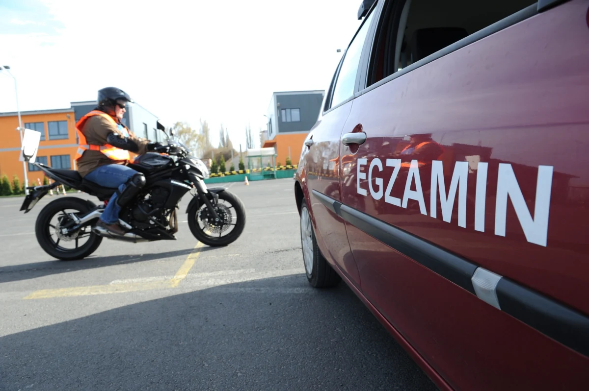 Nie popełniliśmy żadnych błędów, wprowadzając nowy system egzaminów na prawo jazdy - twierdzi ministerstwo transportu, odpowiadając na skargi oburzonych kandydatów na kierowców złożone do Rzecznika Praw Obywatelskich. Do pisma dotarł reporter RMF FM Krzysztof Zasada. Od 19 stycznia obowiązują nowe przepisy, które spowodowały potężne zamieszanie z uzyskiwaniem praw jazdy. 