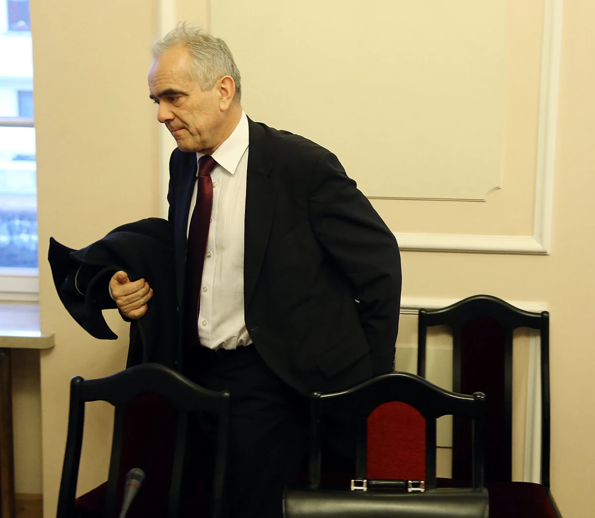 "Nie mamy szans na odzyskanie pieniędzy. Skupiamy się na odrabianiu strat" - mówią kierowcy, którzy przez nieudolność ministerstwa transportu nie mogli przez dwa miesiące pracować, bo nie było dla nich zaświadczeń ADR, uprawniających do przewożenia ładunków niebezpiecznych. Kierowcy odpowiadają w ten sposób wiceministrowi Tadeuszowi Jarmuziewiczowi, który w rozmowie z RMF FM twierdził, że problemu nie ma i że nie spotkał kierowców, którzy ucierpieli przez brak zaświadczeń.