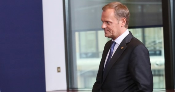 Tuż przed szczytem UE premier Donald Tusk powiedział, że jest zadowolony z propozycji zapisów w dokumencie końcowym unijnego szczytu na temat gazu łupkowego, który został potraktowany jako szansa i potencjalny element koszyka energetycznego. Upomniał jednak ministra środowiska: "Jeśli ktoś chce w Polsce inwestować miliardy w gaz łupkowy, musi mieć poczucie bezpieczeństwa biznesowego. Minister środowiska albo uzna mentalność nie tylko ekologa, ale też przedsiębiorcy, albo kto inny się tym zajmie".