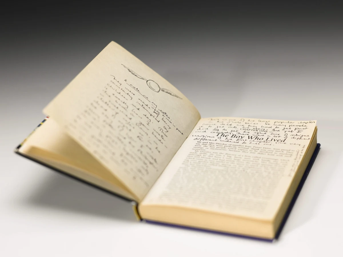 ​Egzemplarz pierwszego wydania, pierwszej książki o Harrym Potterze został sprzedany za 150 tys. funtów na aukcji w Londynie. Bestseller jest opatrzony odręcznymi adnotacjami i ilustracjami autorki powieści, Joanne K. Rowling. 