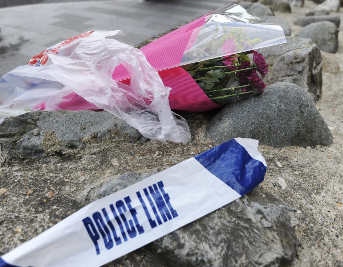 ​Brytyjski premier David Cameron zwołał nadzwyczajne posiedzenie sztabu antykryzysowego Cobra po tym, jak dwaj sprawcy brutalnie zabili mężczyznę na ulicy w Londynie. Według źródeł rządowych napaść jest traktowana jako możliwy atak terrorystyczny.