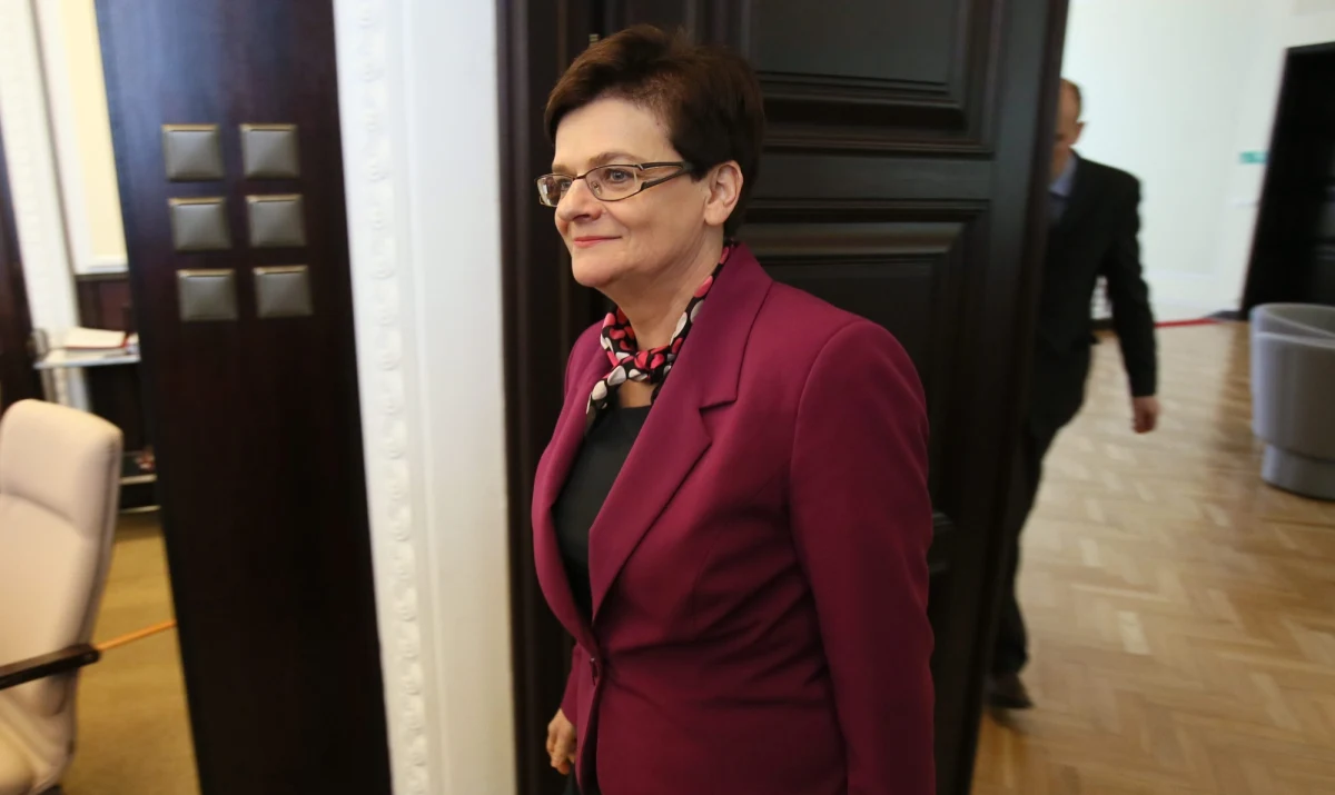 Rozbieżności między poleceniem w teście a kluczem są, ale "nie ograniczają one możliwości ucznia i uzyskania przez niego poprawnej odpowiedzi" - twierdzi minister edukacji Krystyna Szumilas. W ten sposób tłumaczyła w rozmowie z reporterem RMF FM różnice między treścią jednego z zadań na teście dla szóstoklasistów a kluczem odpowiedzi przeznaczonym dla egzaminatorów. Sama minister na tym właśnie pytaniu poległa, otrzymując za zadanie połowę możliwych punktów.
