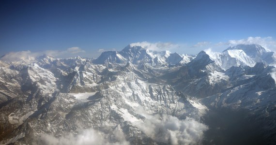 W 60. rocznicę pionierskiego wejścia na Mount Everest (8848 m) Piotr Cieszewski, w podróży poślubnej, stanął na szczycie najwyższej góry świata. Niespełna 40-letni sopocianin mieszkający w Warszawie promuje też dobroczynną akcję Szlachetna Paczka.