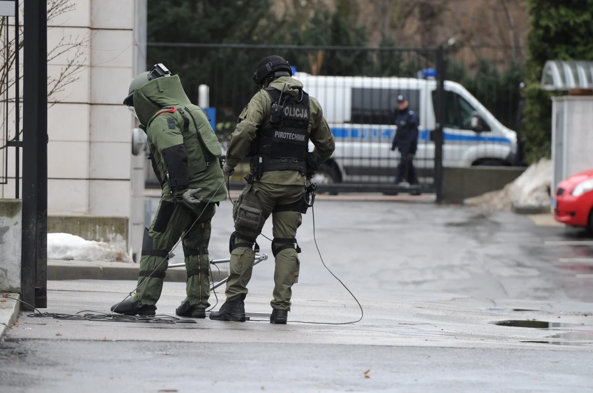 Zakończyła się ewakuacja Zakładu Ubezpieczeń Społecznych przy ul. Sygietyńskiego w Jeleniej Górze, gdzie znaleziono pocisk moździerzowy z czasów II wojny światowej. 
Informację o zdarzeniu dostaliśmy na Gorącą Linię RMF FM. 