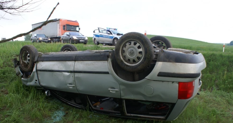 Zasnął za kierownica i dachował  