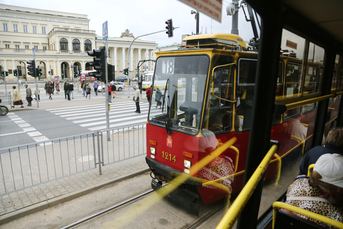 Warszawscy radni przegłosowali odebranie ulg przejazdowych pracownikom transportu miejskiego i ich rodzinom. Związkowcy z Zakładu Transportu Miejskiego zapowiedzieli już w tej sprawie strajk.