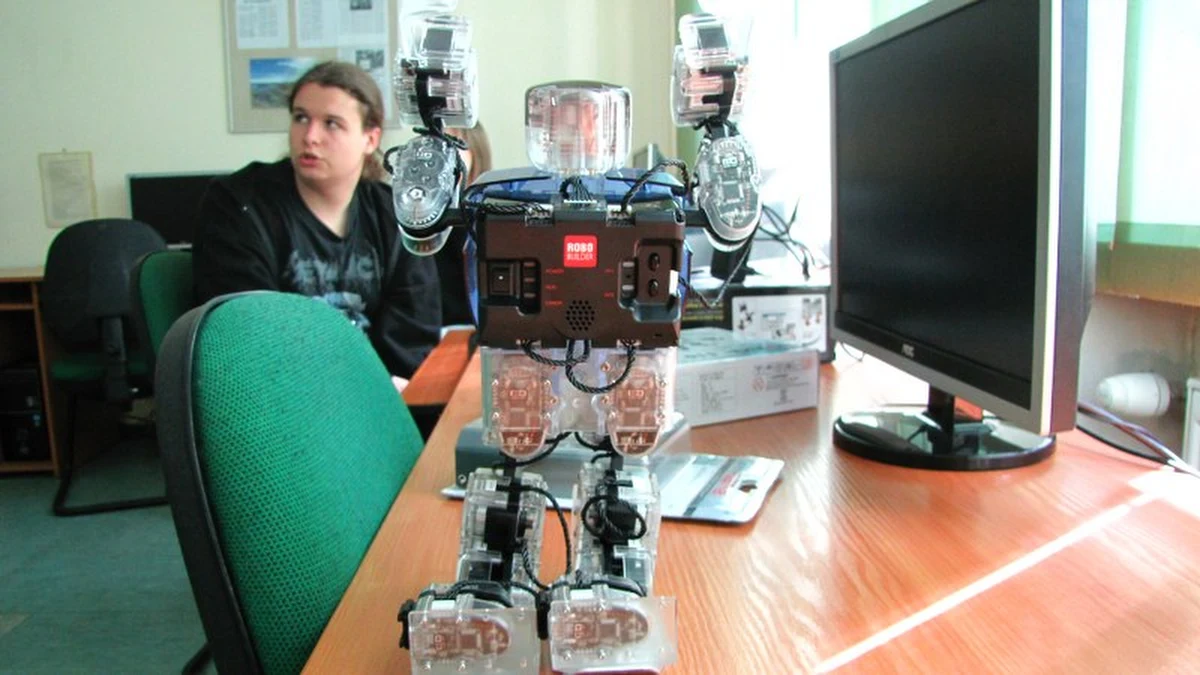 Takich zajęć z informatyki nie ma nigdzie indziej. Uczniowie z IV LO w Szczecinie uczą się programowania robotów. Trzy egzemplarze przyjechały na testy prosto z tegorocznych targów CeBIT. Licealiści głowią się jak wprawić je w ruch.