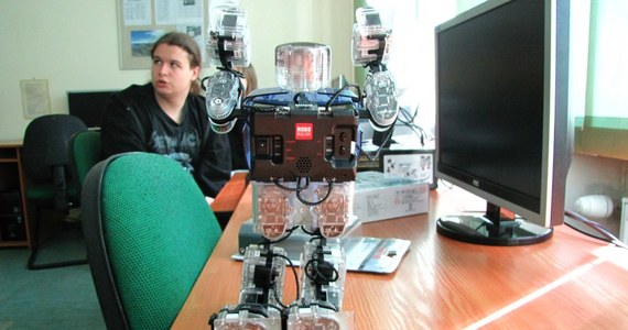 Takich zajęć z informatyki nie ma nigdzie indziej. Uczniowie z IV LO w Szczecinie uczą się programowania robotów. Trzy egzemplarze przyjechały na testy prosto z tegorocznych targów CeBIT. Licealiści głowią się jak wprawić je w ruch.