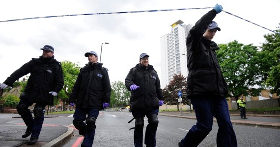 Brytyjska policja poinformowała o zatrzymaniu dwóch osób podejrzanych o współudział w brutalnym zabójstwie brytyjskiego żołnierza, do którego doszło w środę w Londynie. W stolicy rozmieszczono 1200 dodatkowych policjantów.
