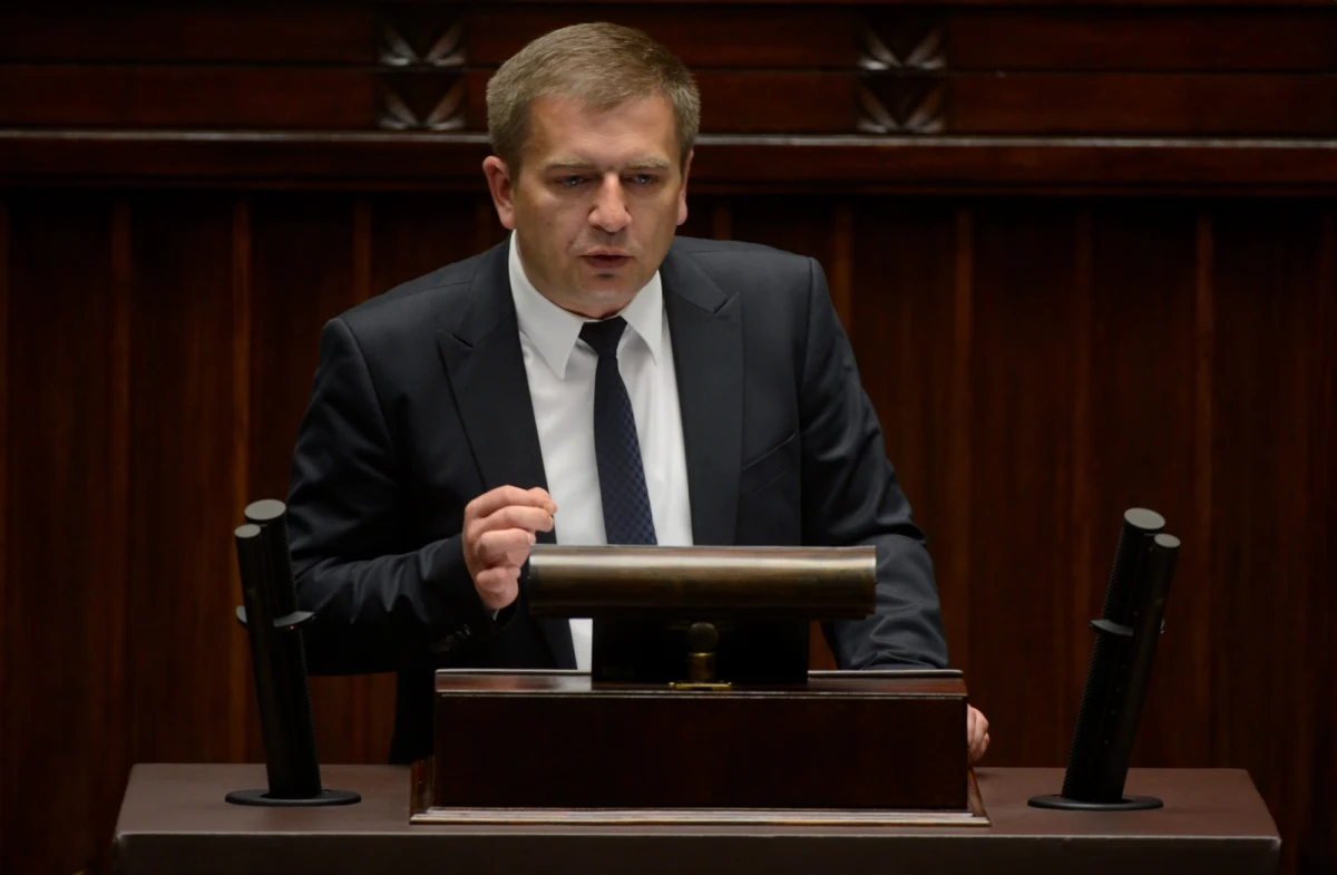 "W ostatnich miesiącach media relacjonowały historie chorych, którzy nie otrzymali na czas potrzebnej im pomocy medycznej, co w niektórych przypadkach skończyło się tragicznie. Nie jestem wyjątkiem - ja też nie mogę się z tym pogodzić. (...) Apeluję do Was, Koledzy Lekarze, o aktywną współpracę i zaangażowanie" - pisze minister zdrowia Bartosz Arłukowicz w liście otwartym do lekarzy opublikowanym w dzisiejszej "Gazecie Wyborczej".