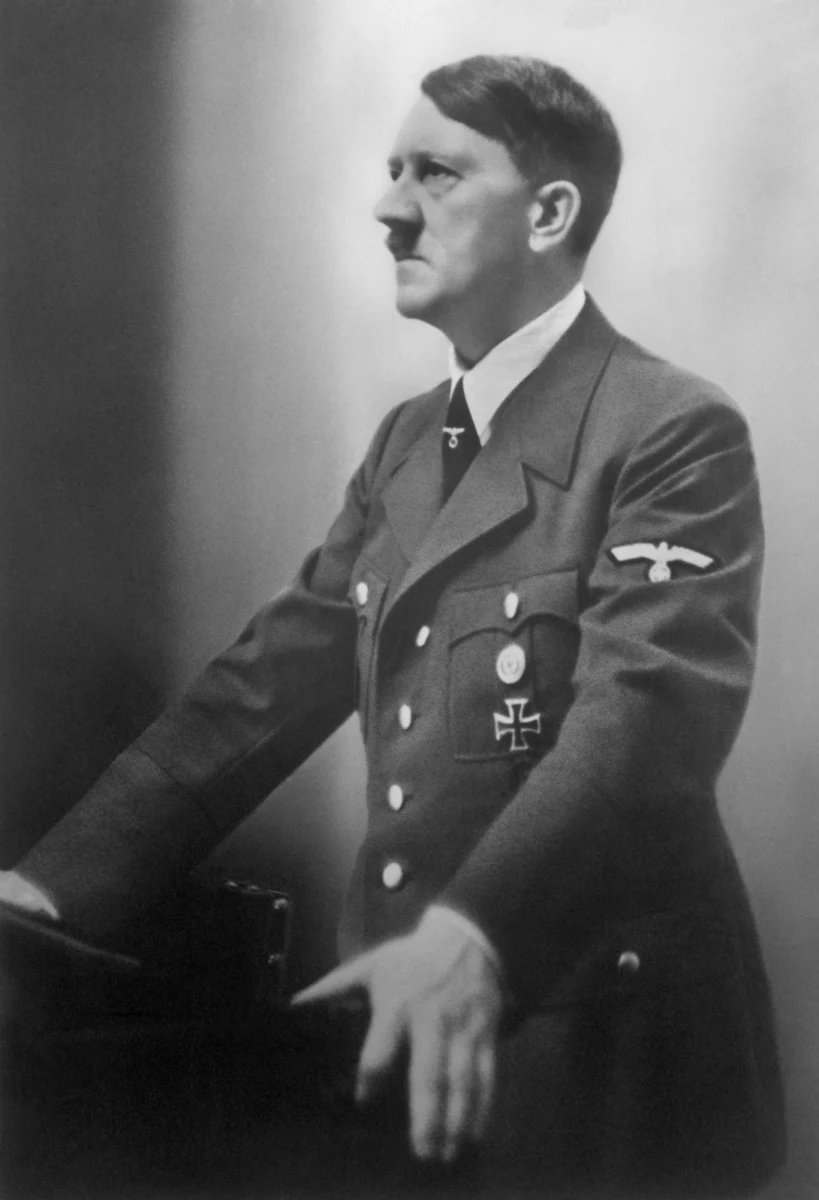 "Odpowiedzialny za śmierć 50 mln ludzi podczas II wojny światowej Adolf Hitler to prawdziwy luzak. Pasjonuje się szybkimi samochodami, bawi się nowoczesną komórką" -  tak przywódcę Trzeciej Rzeszy widzą założyciele profilu na Facebooku poświęconego ocieplaniu wizerunku zbrodniarza - informuje "Dziennik Polski".