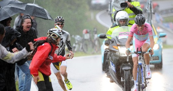 Śnieg i mróz w Dolomitach krzyżują plany organizatorów kolarskiego Giro d'Italia. Z powodu złej pogody musieli oni odwołać piątkowy, dziewiętnasty etap wyścigu (139 km z Ponte di Legno do Val Martello). Niewykluczone, że także sobotani rywalizacja na "królewskim" etapie z Silandro do Tre Cime di Lavaredo nie dojdzie do skutku.