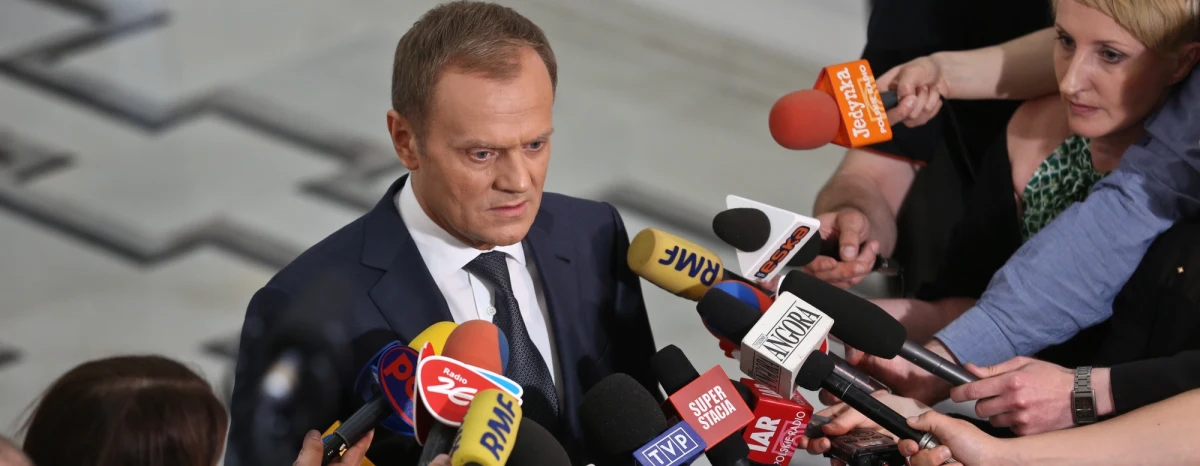 "Decyzję w sprawie Tadeusza Jarmuziewicza podejmę po jego urlopie" - zapowiada Donald Tusk. Oznacza to, że jeszcze przynajmniej przez dwa tygodnie Jarmuziewicz będzie zastępcą Sławomira Nowaka w resorcie transportu.