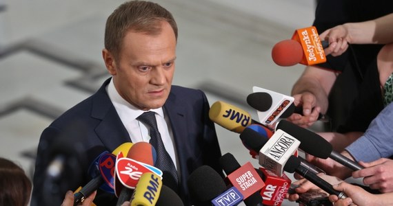 "Decyzję w sprawie Tadeusza Jarmuziewicza podejmę po jego urlopie" - zapowiada Donald Tusk. Oznacza to, że jeszcze przynajmniej przez dwa tygodnie Jarmuziewicz będzie zastępcą Sławomira Nowaka w resorcie transportu.