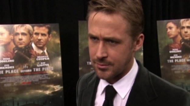 Ryan Gosling w filmie "Drugie oblicze" gra kaskadera motocyklistę, który w celu zapewnienia rodzinie właściwego utrzymania, zaczyna napadać na banki. Aktor opowiada o zbiegu okoliczności - jego fantazjowanie o sposobach napadu na bank zbiegło się z powstaniem scenariusza filmu.
