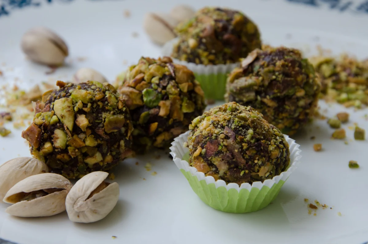 Zamiast pudełka kupnych czekoladek – pralinki domowej roboty. Mamom w dniu ich święta warto podarować coś naprawdę wyjątkowego. Zrobione przez nas słodkości mogą być smaczniejsze i zdrowsze od tych gotowych z supermarketu. Mamy docenią na pewno nie tylko walory smakowe domowych trufli, ale też czas i serce, które włożyliśmy w ich przygotowanie. Oto nasze propozycje.