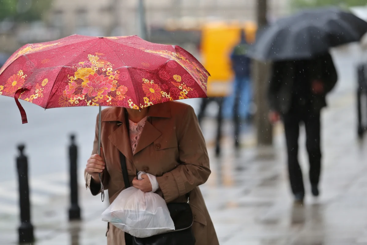 Synoptycy ostrzegają przed intensywnymi opadami na Mazowszu. Deszcz nieustannie pada od wczoraj. Mazowieckie Centrum Zarządzania Kryzysowego i synoptycy mówią o możliwych lokalnych podtopieniach. 