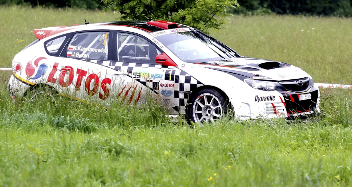 Trzykrotny mistrz Polski Kajetan Kajetanowicz (Subaru Impreza R4) wygrał trzy z czterech dotychczas rozegranych odcinków specjalnych i prowadzi w 59. Rajdzie Wisły, drugiej rundzie mistrzostw kraju. 