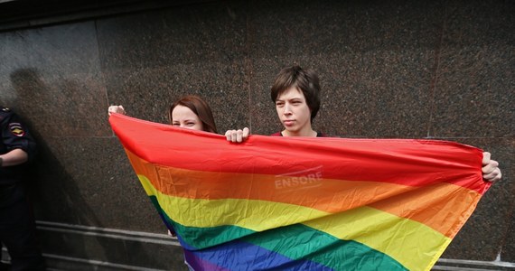 Policja w Moskwie zatrzymała około 30 osób, które przed siedzibą Dumy Państwowej, niższej izby rosyjskiego parlamentu, próbowały zorganizować manifestację w obronie praw mniejszości seksualnych. Wśród zatrzymanych są też przeciwnicy środowisk LGBT. 
