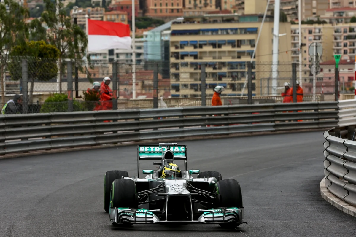 Nico Rosberg z teamu Mercedes wygrał kwalifikacje niedzielnego wyścigu o Grand Prix Monaco, szóstej eliminacji mistrzostw świata Formuły 1. Niemiec wywalczył pole position po raz trzeci z rzędu - z pierwszego miejsca startował także w Hiszpanii i w Bahrajnie. 