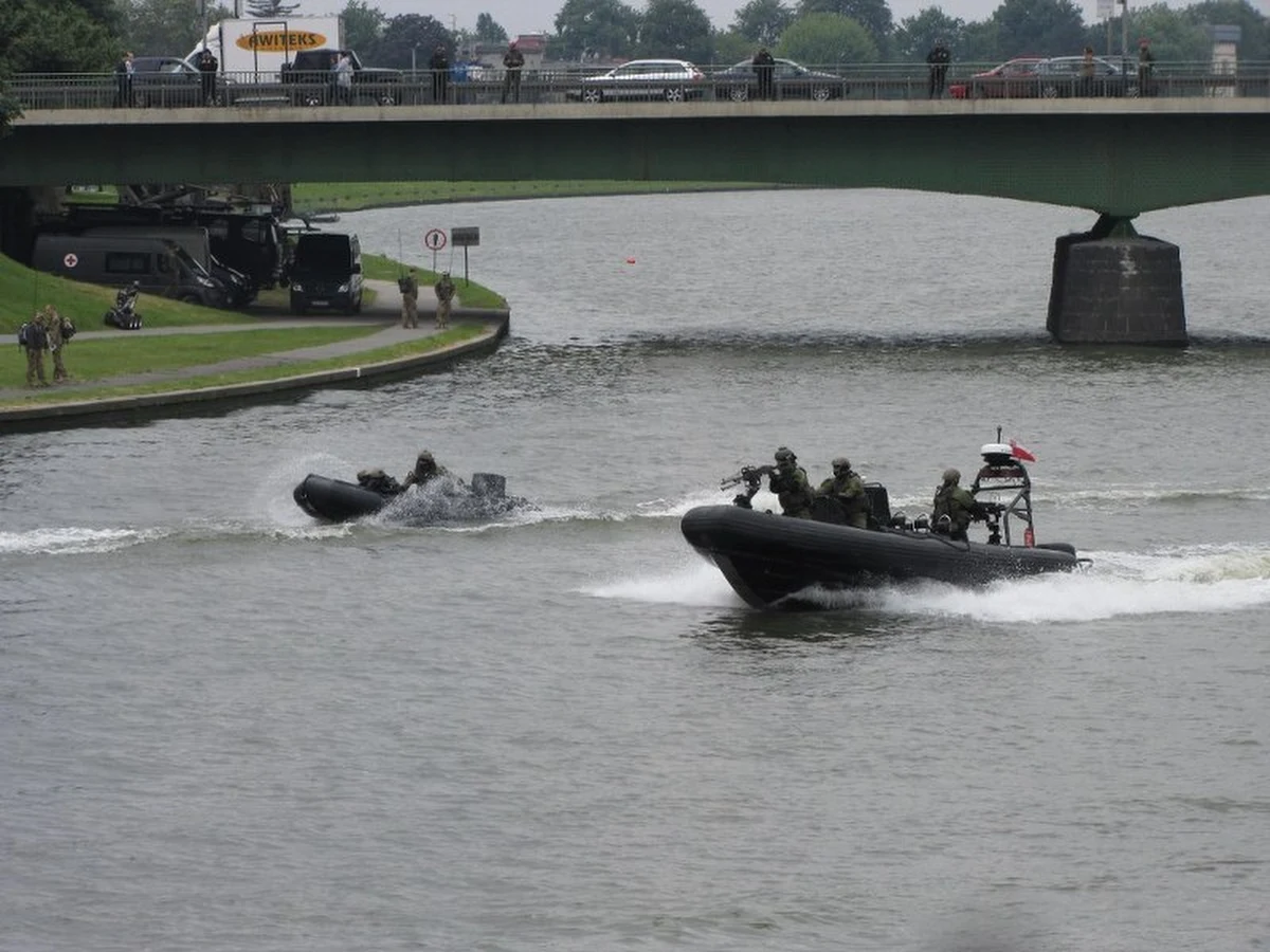 Żołnierze słynnego Gromu, Formozy czy komandosi z Lublińca pokazali dziś krakowianom, co potrafią. Na Bulwarach Wiślanych odbyły się pokazy broni i wyposażenia naszych najbardziej elitarnych jednostek wojskowych. Wszystko to w ramach święta Wojsk Specjalnych. 