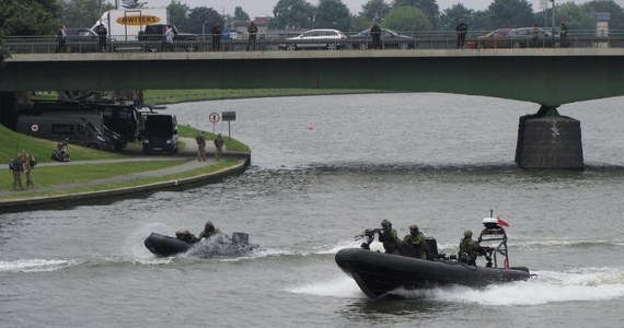 Żołnierze słynnego Gromu, Formozy czy komandosi z Lublińca pokazali dziś krakowianom, co potrafią. Na Bulwarach Wiślanych odbyły się pokazy broni i wyposażenia naszych najbardziej elitarnych jednostek wojskowych. Wszystko to w ramach święta Wojsk Specjalnych. 