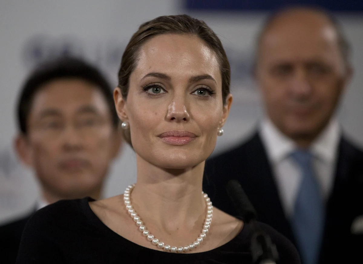 Ciotka amerykańskiej aktorki Angeliny Jolie zmarła wczoraj na raka piersi. Informację przekazała rzeczniczka jednego z kalifornijskich szpitali, dwa tygodnie po tym, jak Angelina oświadczyła, że zdecydowała się na podwójną mastektomię w obawie przed nowotworem.